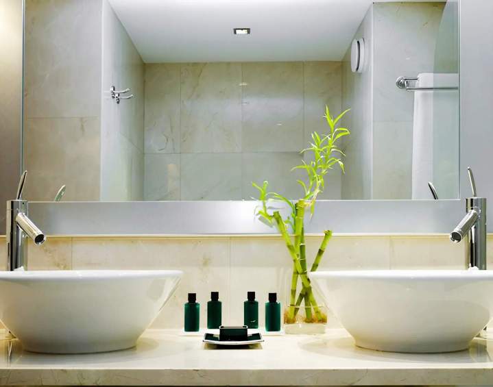 Création et pose de miroirs, façonnage et gravure.