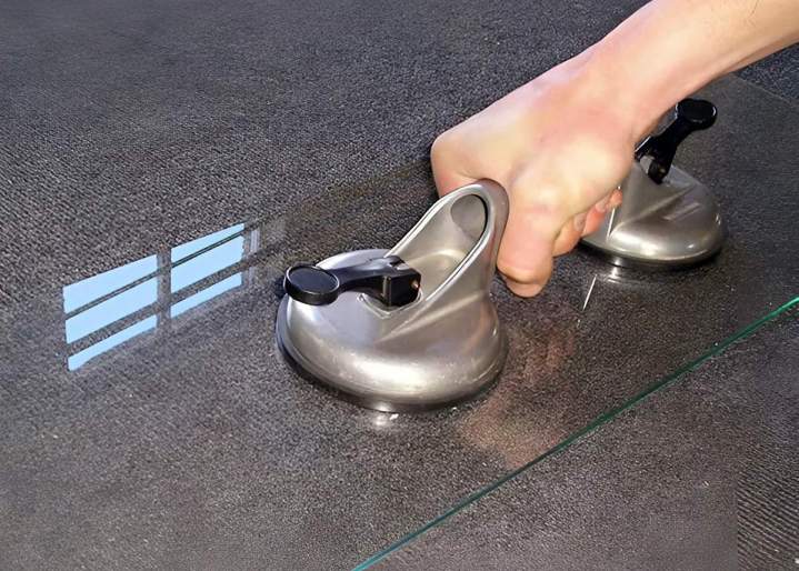 Dépannage urgent de vitrines et bris de glace.